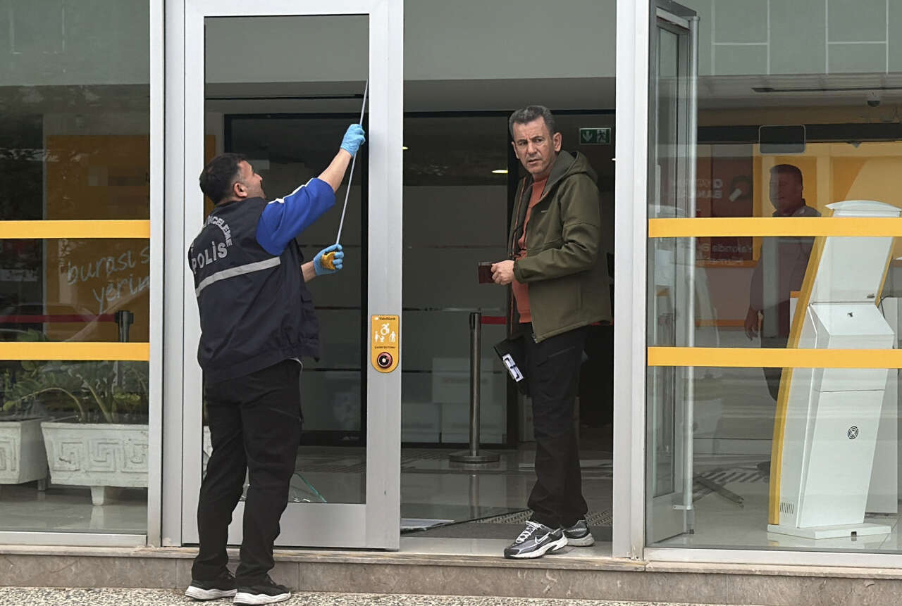 Banka şubesine saldırı! Kapıyı tekmeyle kırdı, sırra kadem bastı 5